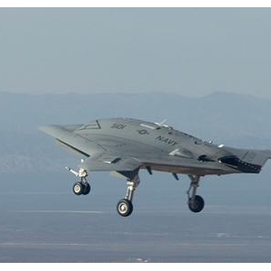 美新型隐形无人战机“X-47B”和侦察机“空中观察哨”