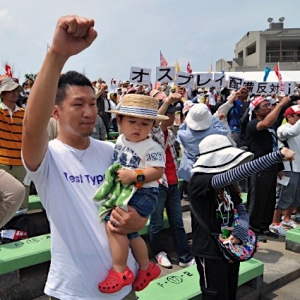 日本冲绳民众集会示威 要求美军“滚出冲绳”