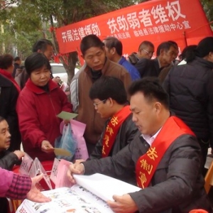 广西临桂县以12.4宣传日为契机大力开展法律援助宣传