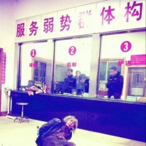 记者扮聋哑人暗访湖南省长沙市救助站 被湖南省长沙市救助站工作人员缚手围殴
