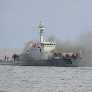 中国海军舰艇被指射击越南渔船致其起火