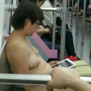 武汉地铁现裸女淡定玩ipad 乘客惊呆尴尬下车