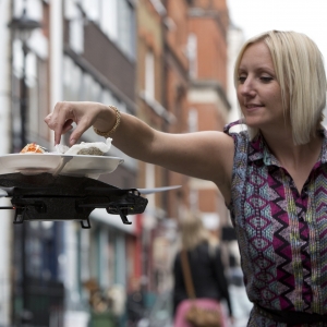 英国一家寿司连锁店推出名为iTray的飞行餐盘 大大提高了上菜的速度