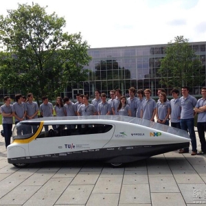 荷兰埃因霍温科技大学的研究团队于日前向公众展示了其设计的全球首辆太阳能家用汽车Stella