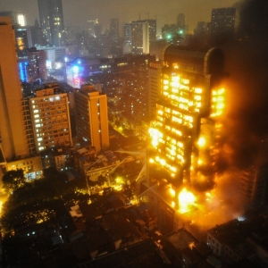 12月15日8时50分广州越秀区起义路217号建业大厦发生火灾 该大厦已经烂尾十几年