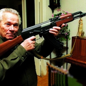世界名枪AK-47突击步枪发明人米哈伊尔·卡拉什尼科夫于23日病逝 享年94岁