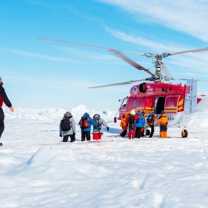 成功救援被困南极俄罗斯“绍卡利斯基院士”号科考船上52名乘客的中国“雪龙”号破冰船3日被厚冰困住，让长达9天的“过山车式”救援行动更为复杂
