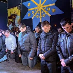 乌克兰防爆警察向示威抗议者下跪道歉