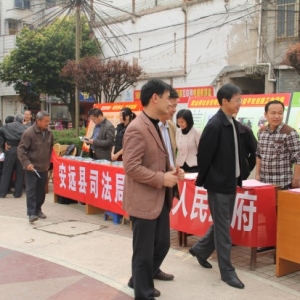 江西省安远县开展“讲法治 话平安”综治宣传活动