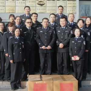 新疆吐鲁番监狱组织民警向四川省甘孜藏族自治州新龙县捐赠衣物