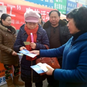 河南省商丘市司法局法律援助中心为返乡农民工就业人员发放便民联系卡