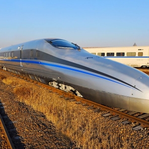 中国时速500公里动车组25日在西南交大牵引动力实验室试验