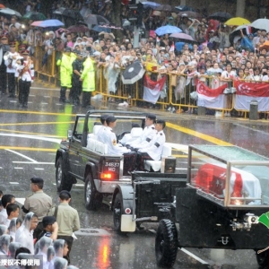 新加坡民众冒倾盆大雨沿线护送李光耀灵柩
