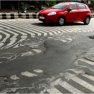 印度高温天气致千余人死亡 道路融化