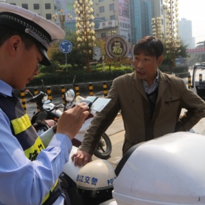 贵州省德江县公安局交通警察大队开展城区道路专项整治 查处各类违法121起