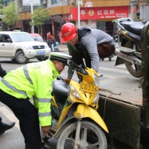 贵州省德江县公安局交通警察大队整治再发力 这次是摩托车 一日查扣摩托车500辆