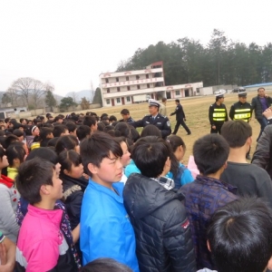 贵州省德江县交警交通安全宣传进学校