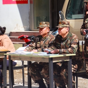 西藏公安边防总队亚东边防检查站组织官兵深入县城各重点区域开展反恐宣传活动