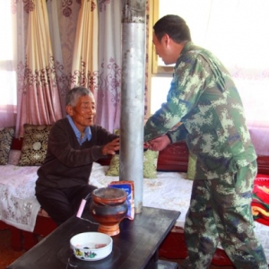 西藏亚东边检站官兵走访慰问暖民心