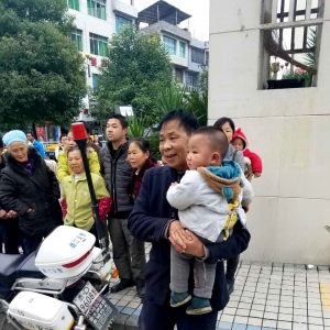 2岁男童赶集日走失 贵州省德江县交警助其找亲人