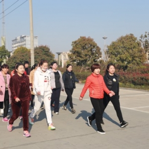 河南省尉氏县人民法院举行“我行走、我健康、我快乐”竞走比赛 庆“三八”节