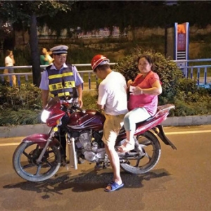 贵州省德江县公安局交通警察大队整治“酒驾、毒驾、飙车”常态化