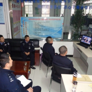 陕西省黄陵监狱组织警察观看《挑战不可能》节目